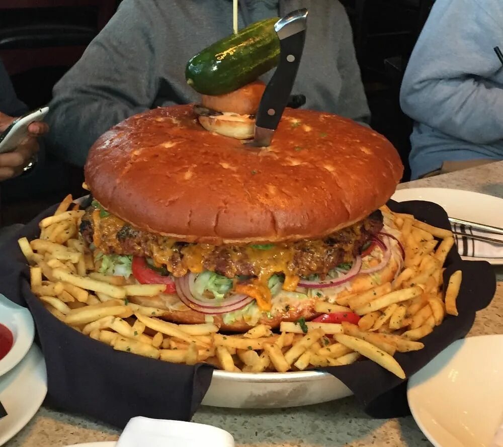 большой бургер. огромный бургер. огромный гамбургер. самый огромный гамбургер. самый большой гамбургер в мире.