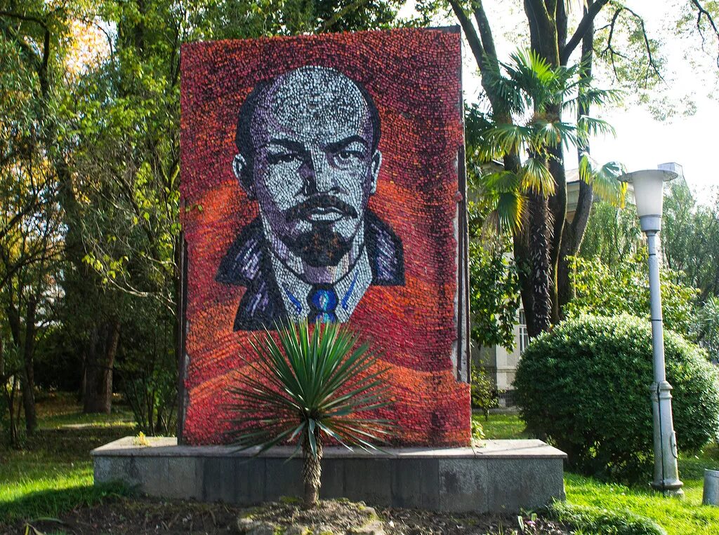 Сочи ленина. Мозаика "портрет в. Г таганрог улица б. Статуя ленина сочи. Вид на тэц москвы мозайка с лениным.