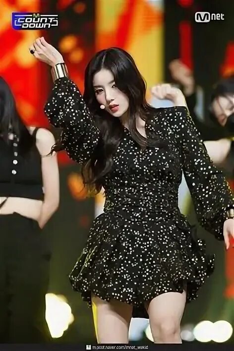 Jennie kim 2018. Дженни блэк пинк. Джису блэк пинк 2022. Black pink jennie. Кореянка на сцене.
