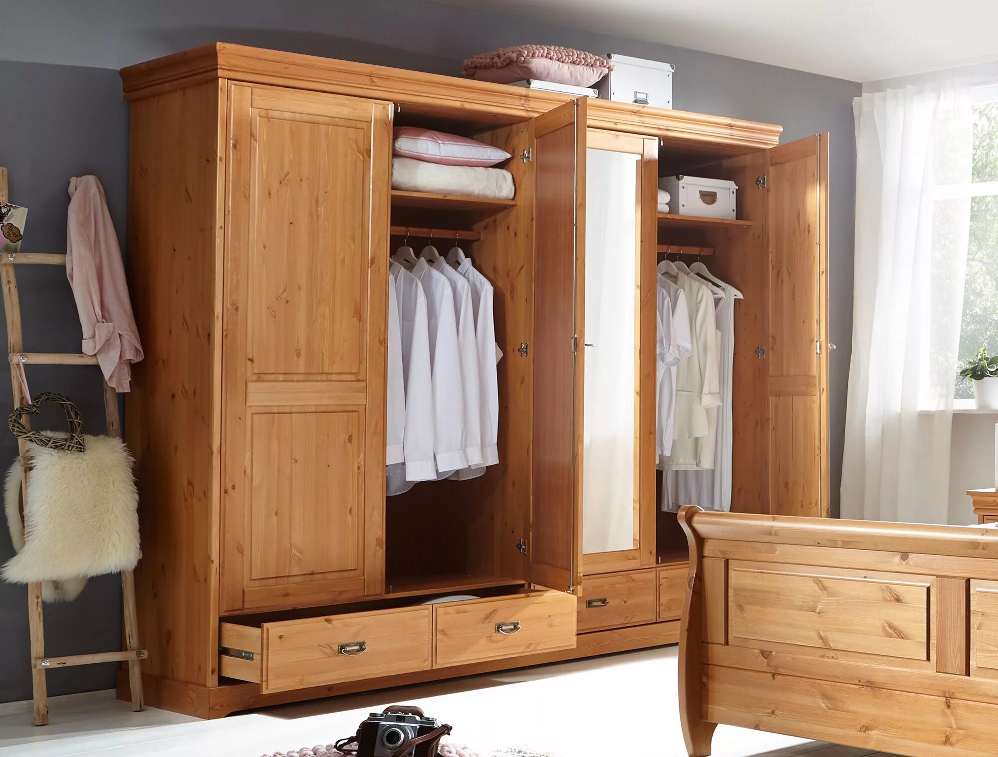 Schrank. Шкаф из сосны. Der schrank steht. Шкаф платяной двухстворчатый массив. Икеа шкаф гурдаль.