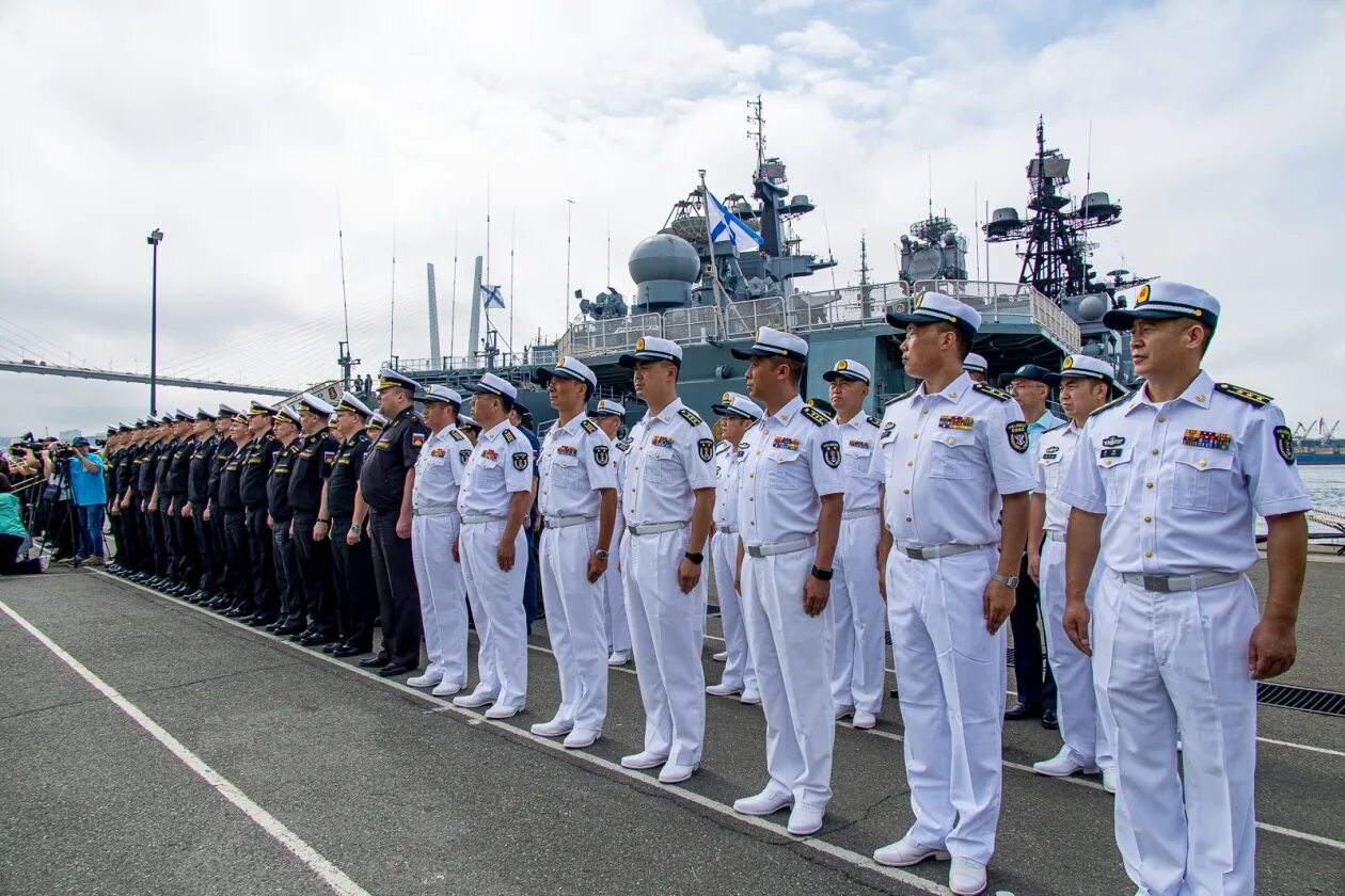 Военные моряки России. Военно-морские силы России. Моряки на корабле. Военные корабли Владивостока.