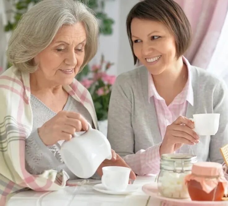 Чаепитие с мамой. Чаепитие для мамы и Дочки. За чаем с мамой. Женщина и бабушка пьют чай. Мама пьет дочку