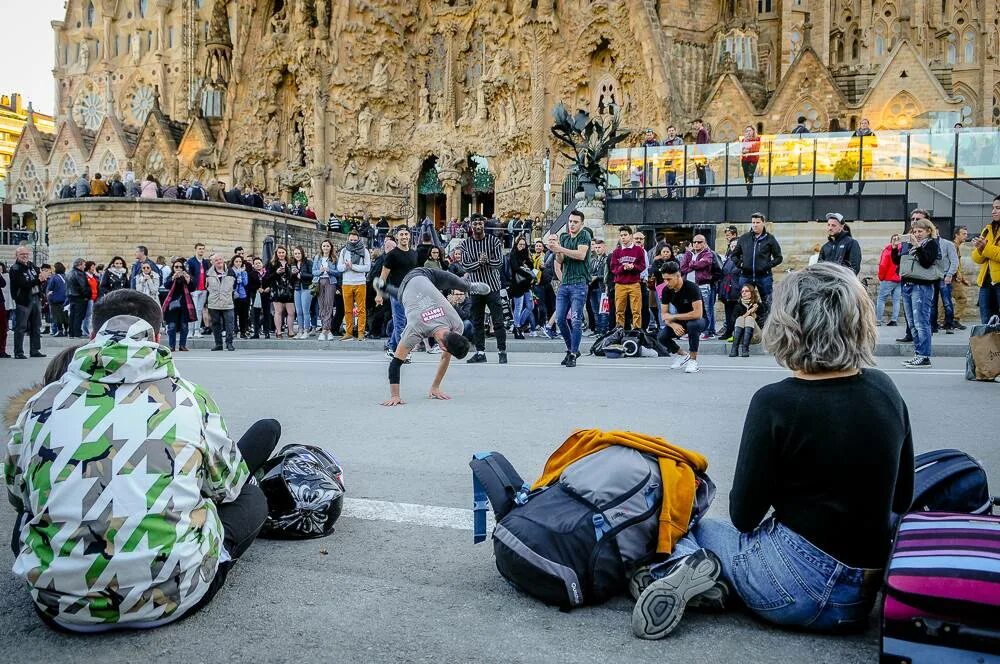 Мадрид флаг испании. Испанцы туристы. Испанец мадрид флаг. Туристы в испании. Жители испании.