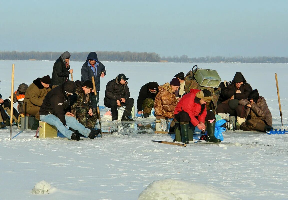 Рыбалка в холодной воде. Зимняя рыбалка на озере Имандра. Рыбаки на льду. Рыбаки на рыбалке зимой. Рыбак зимой.