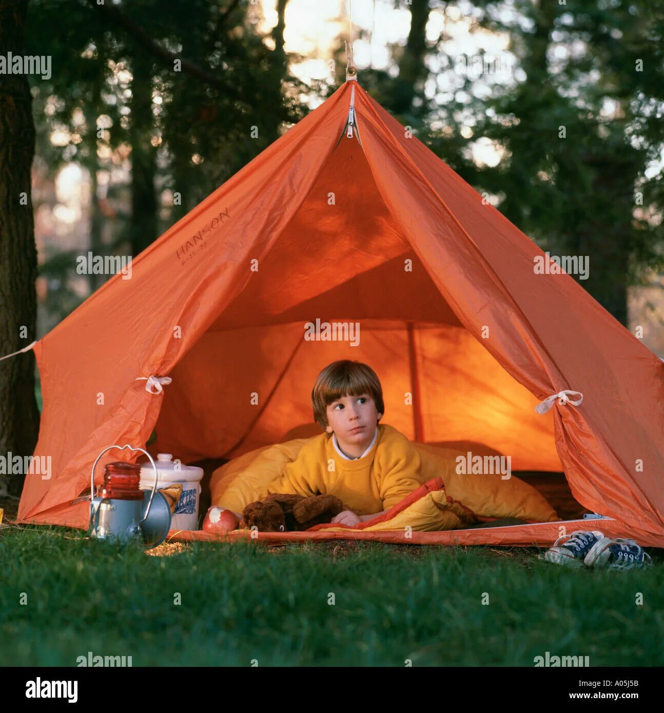 Boyscout палатка. Двухслойная палатка оранжевая с отражением. Оранжевая палатка СССР на 8 чел. Палатка оранжевое лето. Camping boys