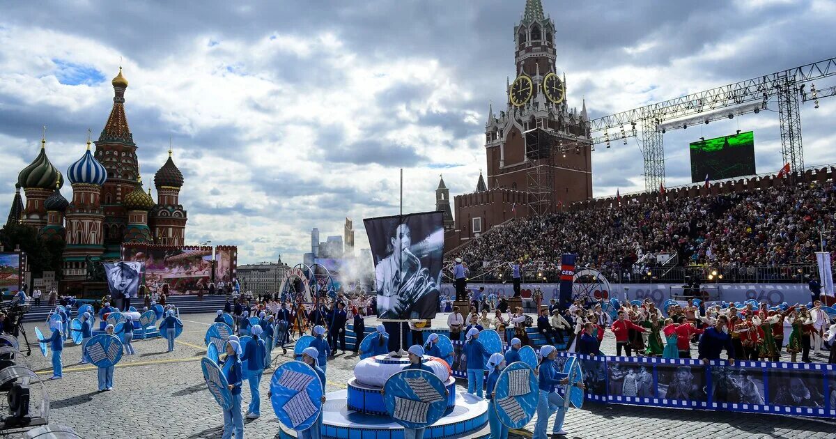 День города красная площадь. Концерт к Дню города на красной площади Москвы. Москва красная площадь днем. Сцена на красной площади.