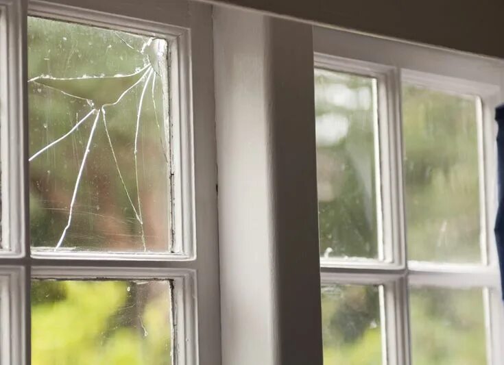 The window broken. Старая оконная рама. Разбитое окно в частном доме. Разбитая форточка. Разбитое окно.