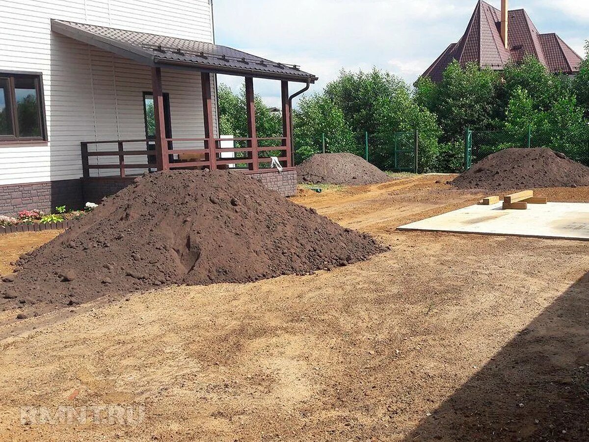 Разравнивание земли на участке. Отсыпка территории. Поднятие грунта на дачном участке. Выравнивание участка.