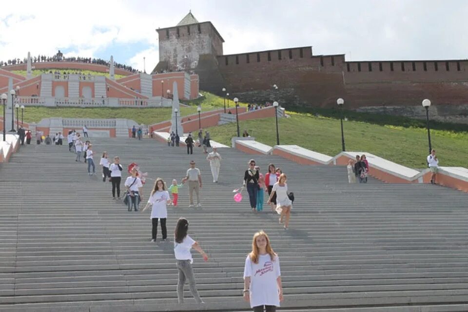 По чкаловской лечу на петропавловский. Чкаловская лестница бег. Забег по Чкаловской лестнице. Соревнования на Чкаловской лестнице. Чкаловская лестница толпа.