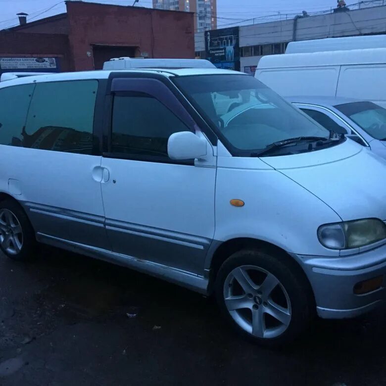 Серена 1997. Где надпись на двс ниссан серена. Nissan serena 1/43. Ниссан serena 1. Ниссан серена серый.
