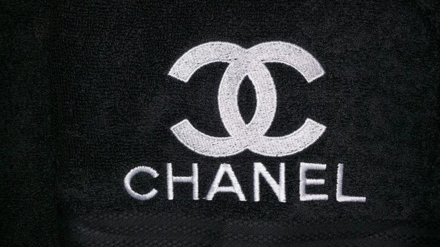 Лого на одежде. Значок Шанель. Брендовые эмблемы. Chanel бренд одежды. Фирменный знак Шанель.