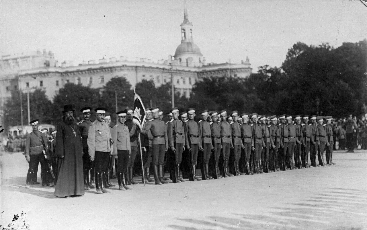 Кто был инициатором создания первых потешных пожарных. Преображенский полк марсово поле 1914. парад гвардии на марсовом поле в санкт-петербурге. смотры «потешных» на марсовом поле. 1911-1912. потешные роты николая 2 humus.