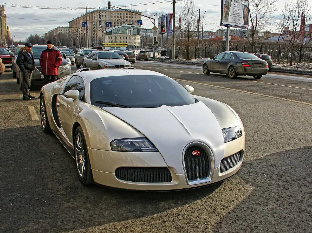 Bugatti в россии. Бугатти Вейрон 2007. Бугаттивнйрон в России. Васильев Бугатти Вейрон. Бугатти Вейрон в Москве.