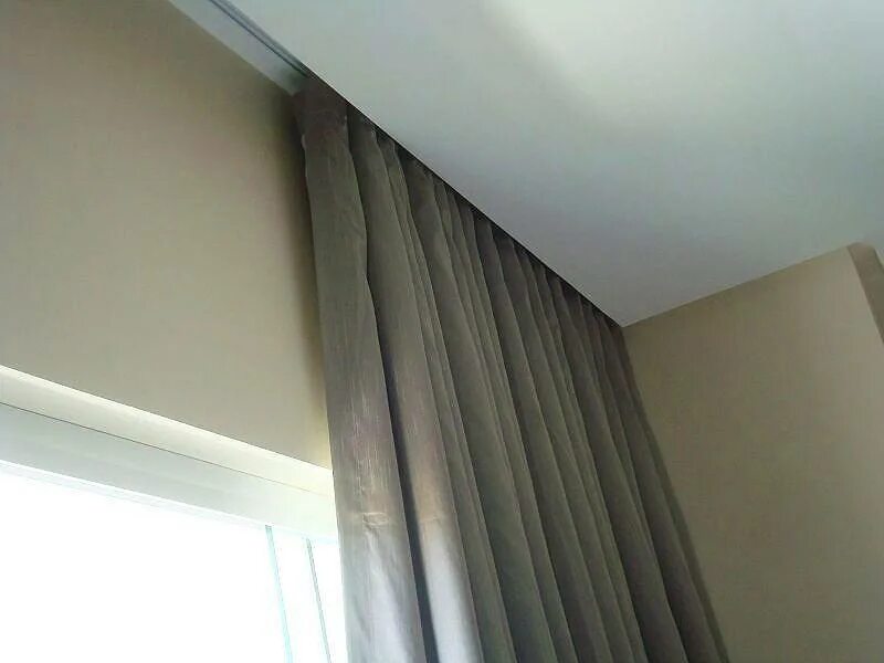 Скрытый карниз для натяжного потолка пк5. Скрытый карниз. Ниша под гардину. Ниша под гардину. Карниз потолочный пк 5.