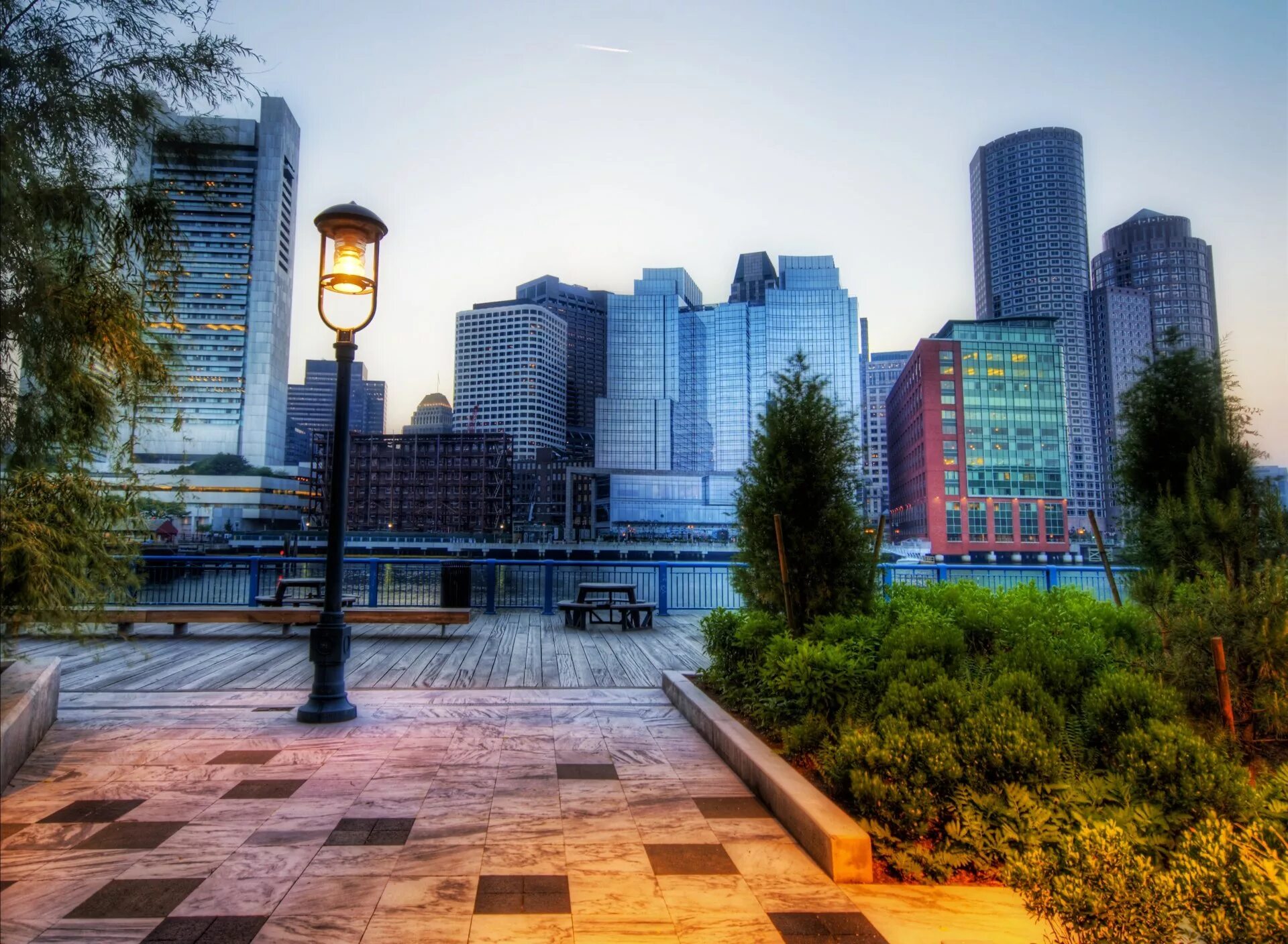 Высотки Бостона. Парк сквер Бостон. Современный город. Фон город. Нужные здания в городе