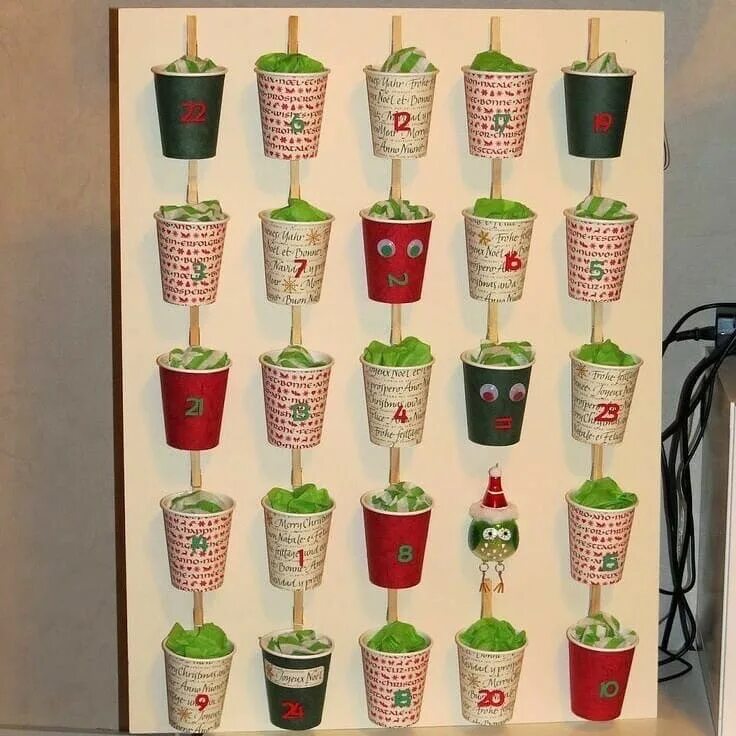 Адвент календарь из стаканчиков. Адвент из стаканчиков своими руками. Адвент календарь из стаканчиков. Новогодний адвент календарь из стаканчиков для детей. Сапожок для адвента.