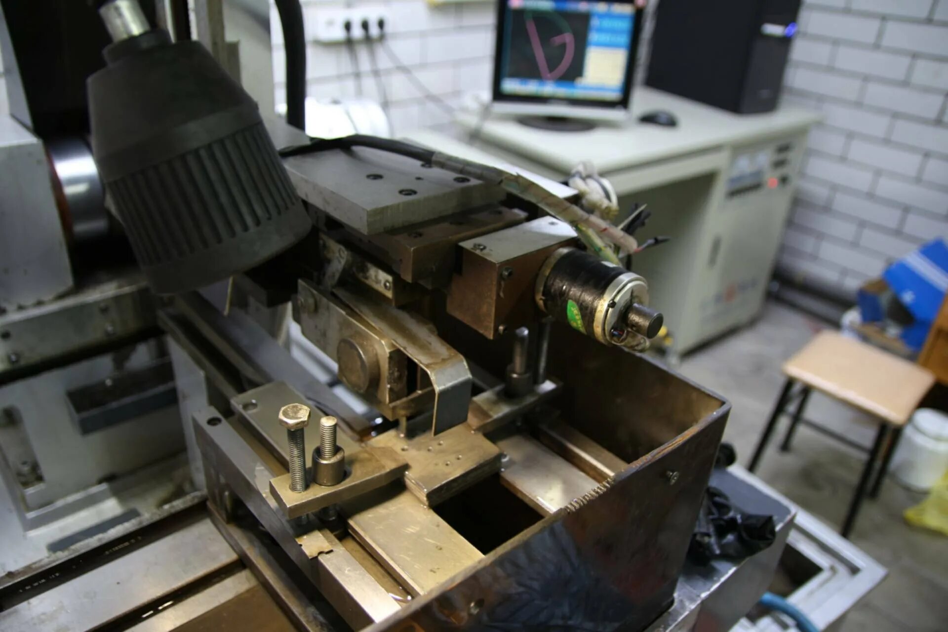 4е723 электроэрозионный станок. Электроэрозия (электроискровой метод). Электроэрозионный а403. Оснастка для проволочной электроэрозии. Электроэрозия электродом.