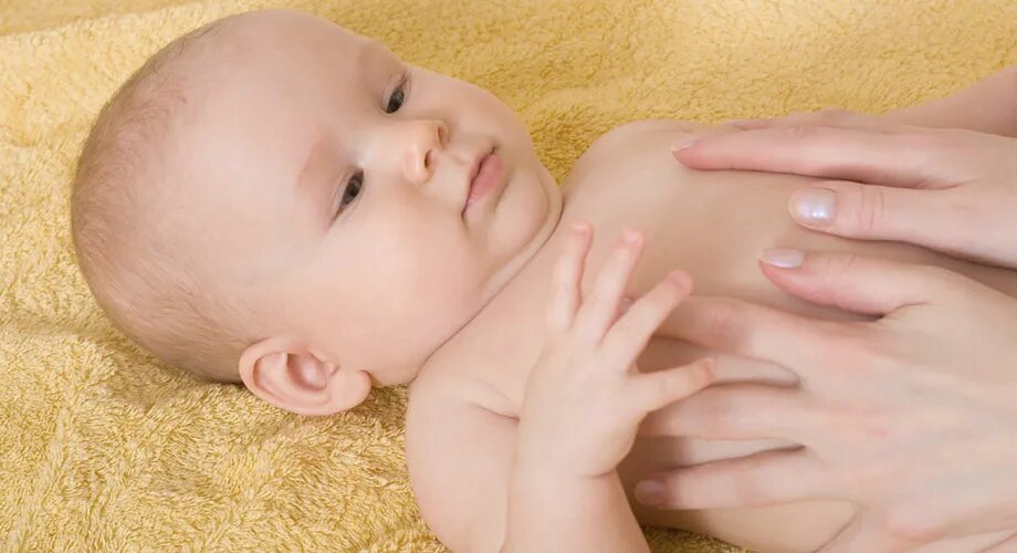 Тела новорожденных в новой москве. Детский массаж. Вдавливание грудины у новорожденных. Ручной массаж грудной клетки детей. Высиживание грудного ребенка.