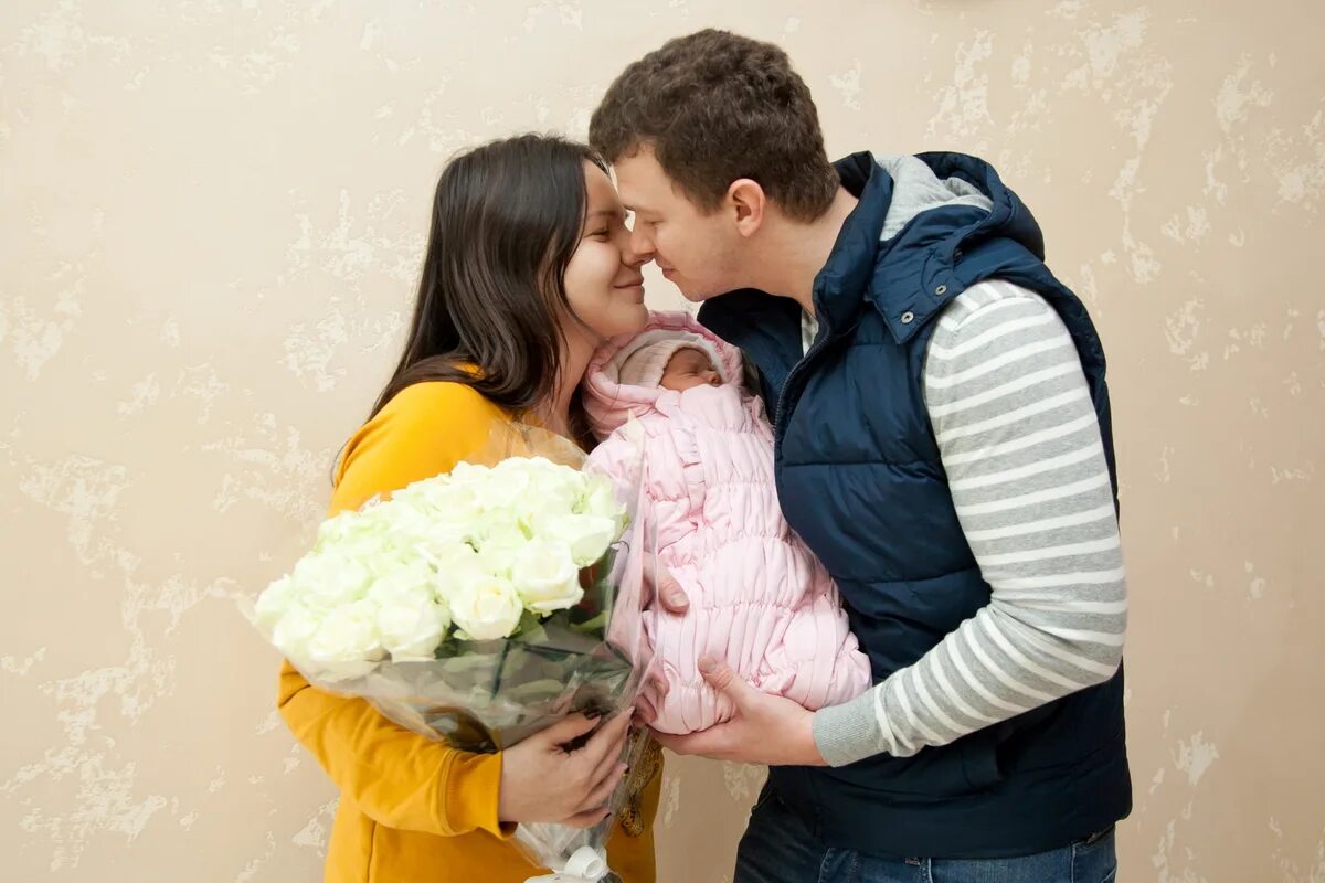 Выписка из роддома. Красивая выписка из роддома. Праздничная встреча из роддома. Выписка с роддома в июне. Фотосессия из роддома.