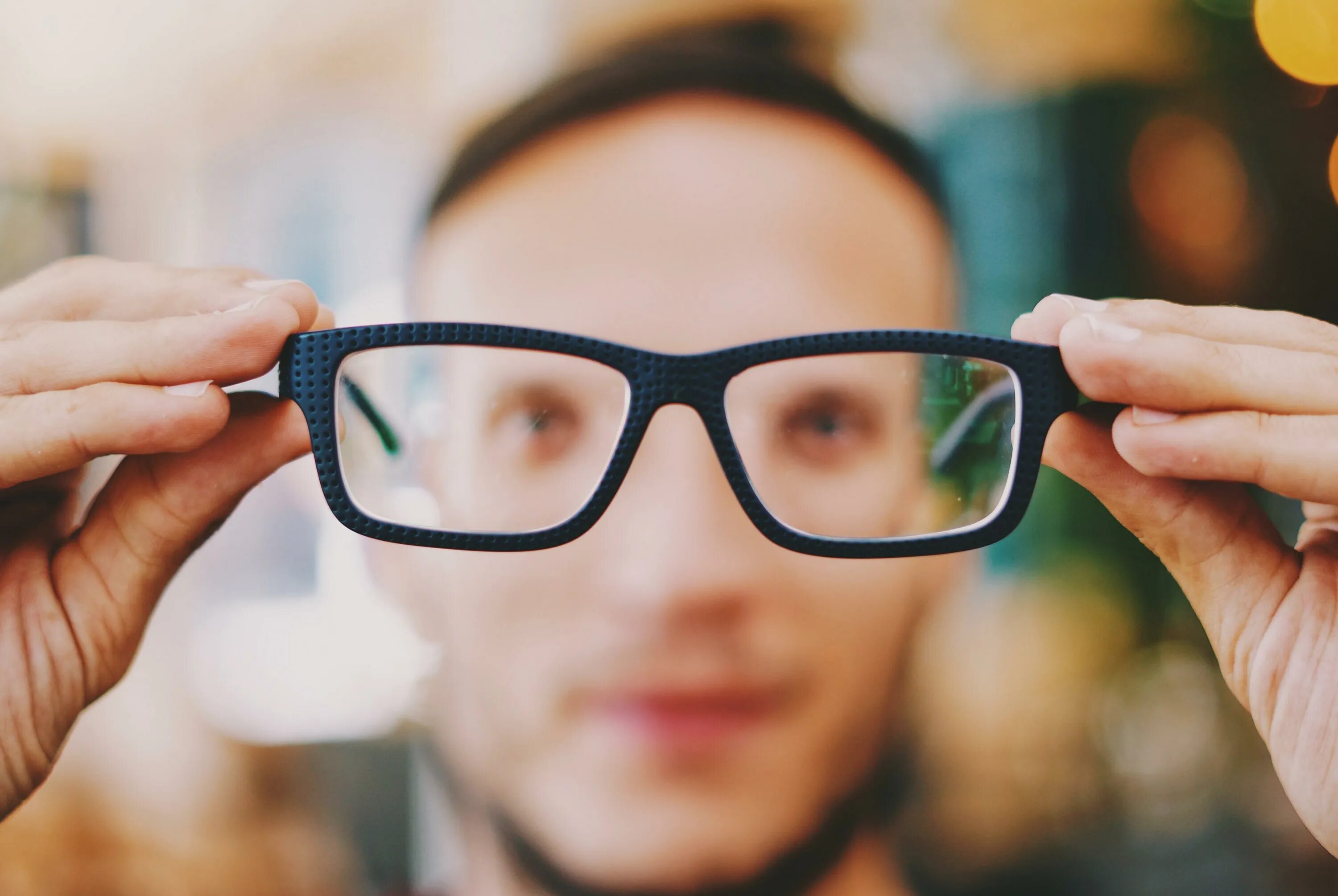 Люди носящие очки знают что когда входишь. Очки от близорукости. Надевает очки. Очки для дальнозорких. Человек в очках.