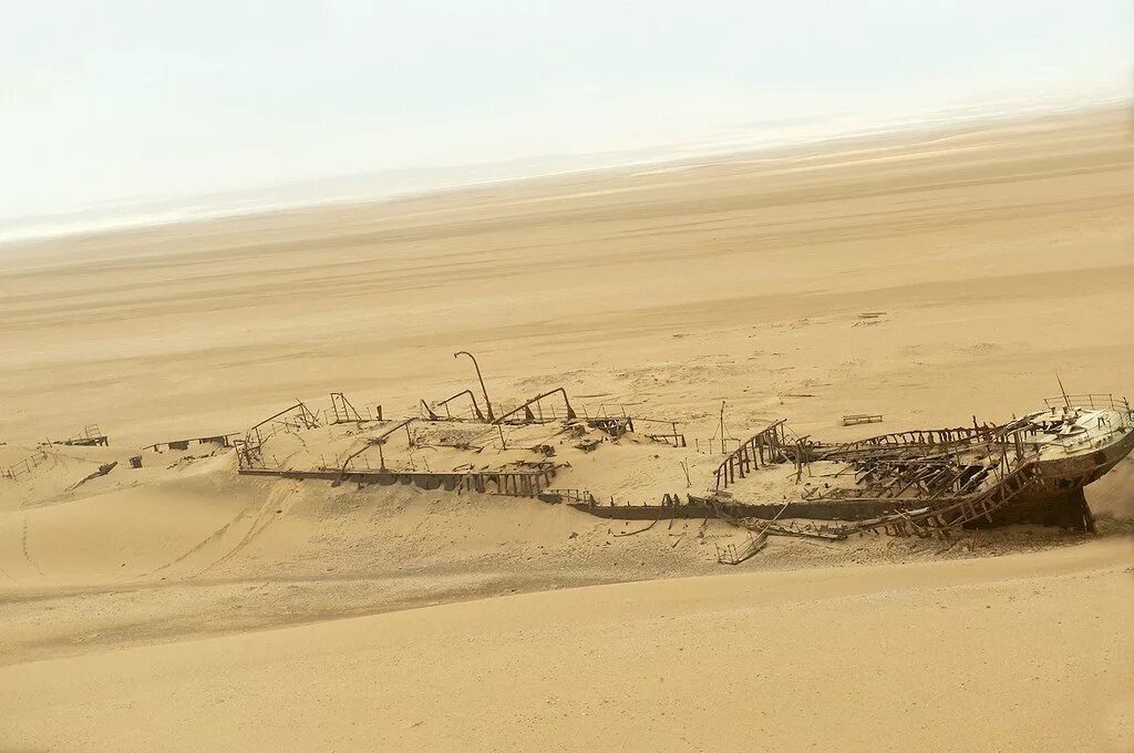 Берег скелетов намибия. Пустыня намиб берег скелетов. Национальный парк берег скелетов в африке. Пустыня намиб берег скелетов. Пустыня намиб берег скелетов.