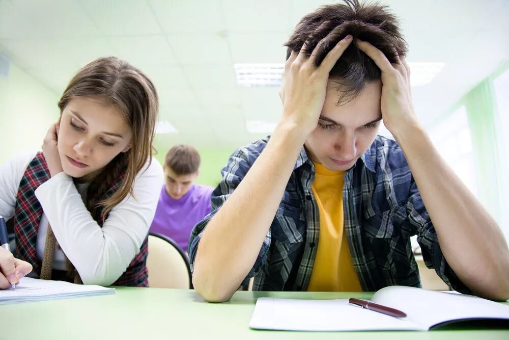 Влияние стресса на учащихся. Подростки в школе. Школьники старшеклассники. Студент на экзамене. Ученик подросток.