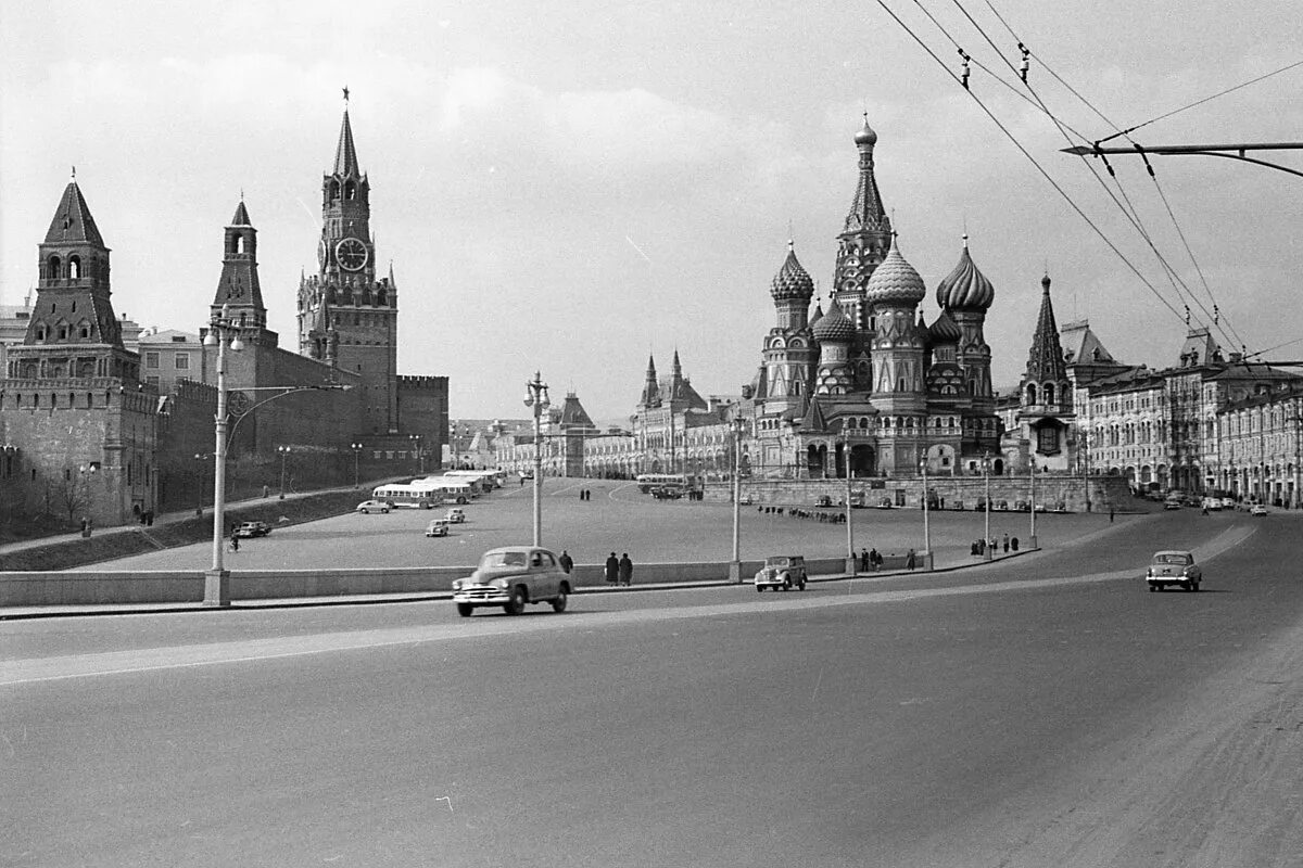 Вид на москву с высотки на котельнической. Кремлевская набережная москва. Москва с стар. Контраст архитектуры в москве. Таганская площадь pastvu.