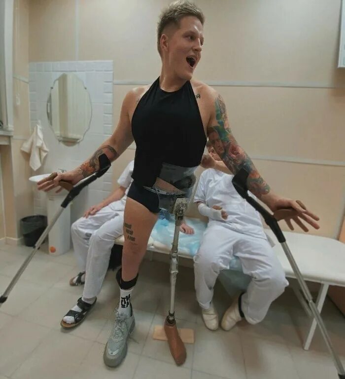 Инвалиды без конечностей. Подъёмник для безногих инвалидов. Инвалид. Девочка с мячиком вместо ног. Парень с протезом.