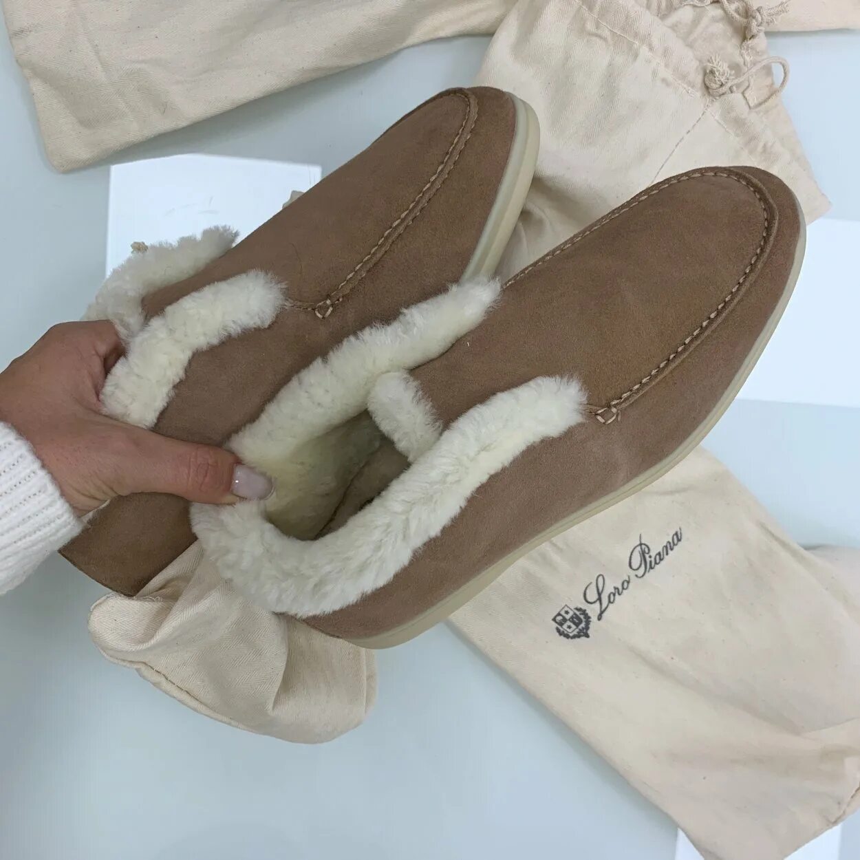 Lora piano. Кашемировый кардиган loro piana. Женские ботинки loro piana open walk с мехом. Лоферы лоро пиана. Loro piana замшевые ботинки.