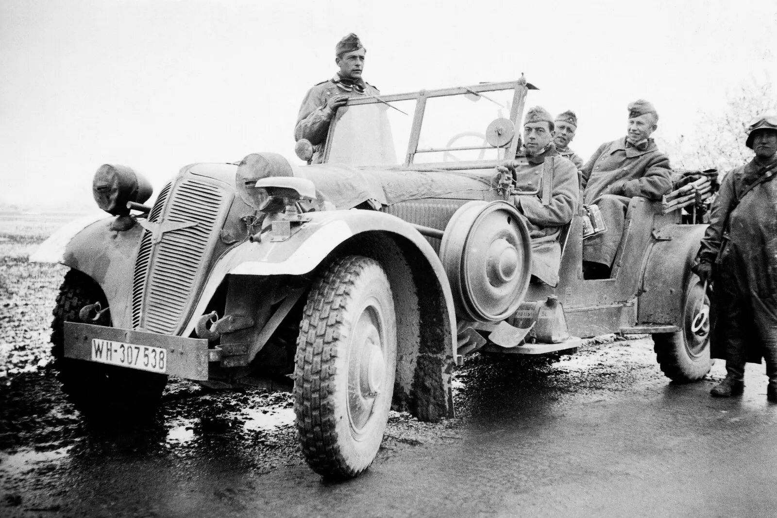 Adler 3gd 1936. Автомобили вермахта второй мировой войны. Мерседес 1941 Вермахт. Автомобиль Адлер Вермахт.