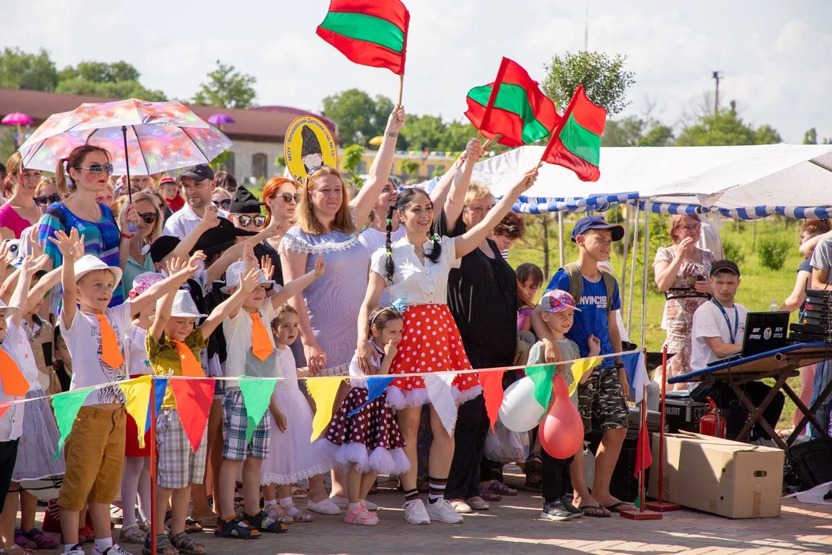 Пестрое население. Бендеры ПМР население. Бендеры Приднестровье население. Тирасполь жители. Население города Тирасполь.