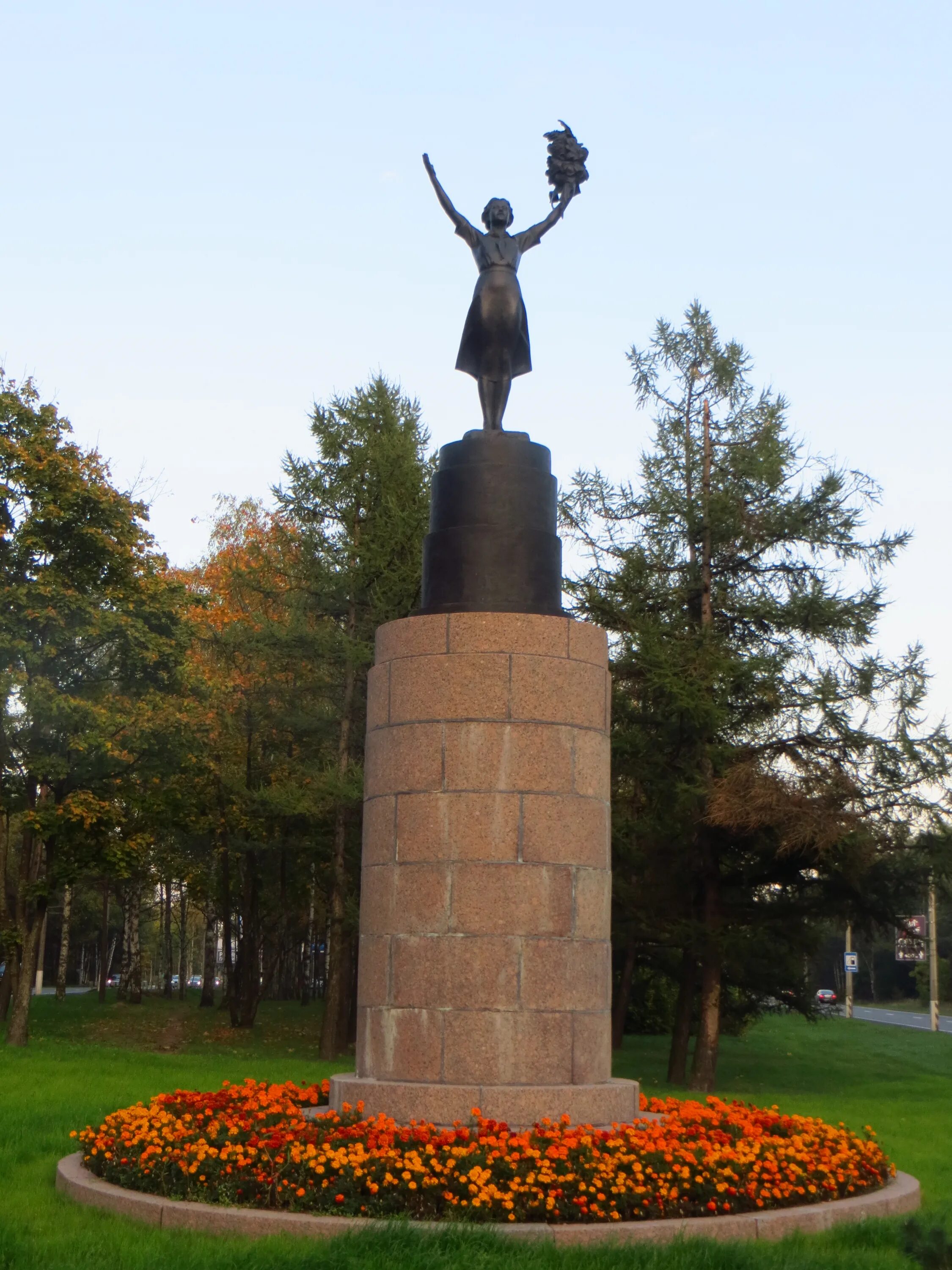 Памятник в парке сосновка спб. Памятники ленинградской. Памятники ленинградской. Памятники станицы ленинградской краснодарского края. Памятники ленинградской.