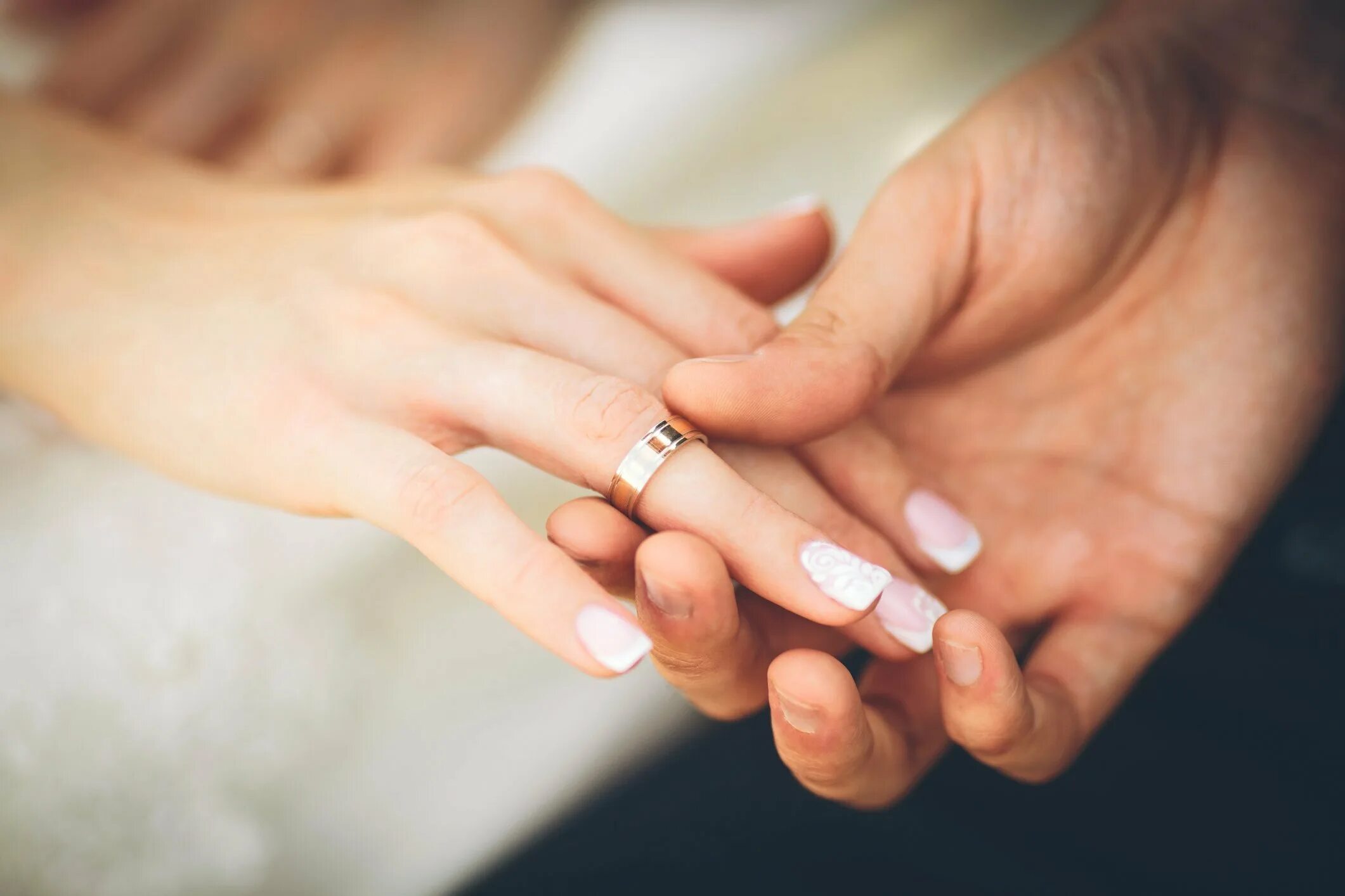 Poor girl ate wedding ring на русском. Надевает кольцо на палец. Обручальные кольца на руках. Обручальное кольцо на пальце. Свадебные кольца на руках.