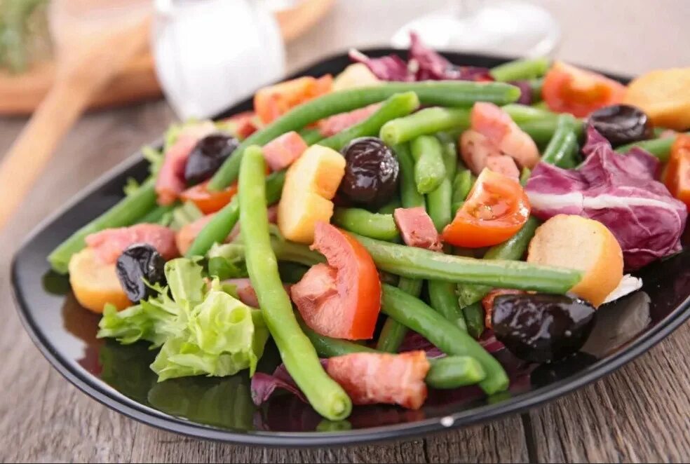Салат из овощей. Диетические салаты для похудения. Овощные салаты диетические. Салат из овощей диетический.