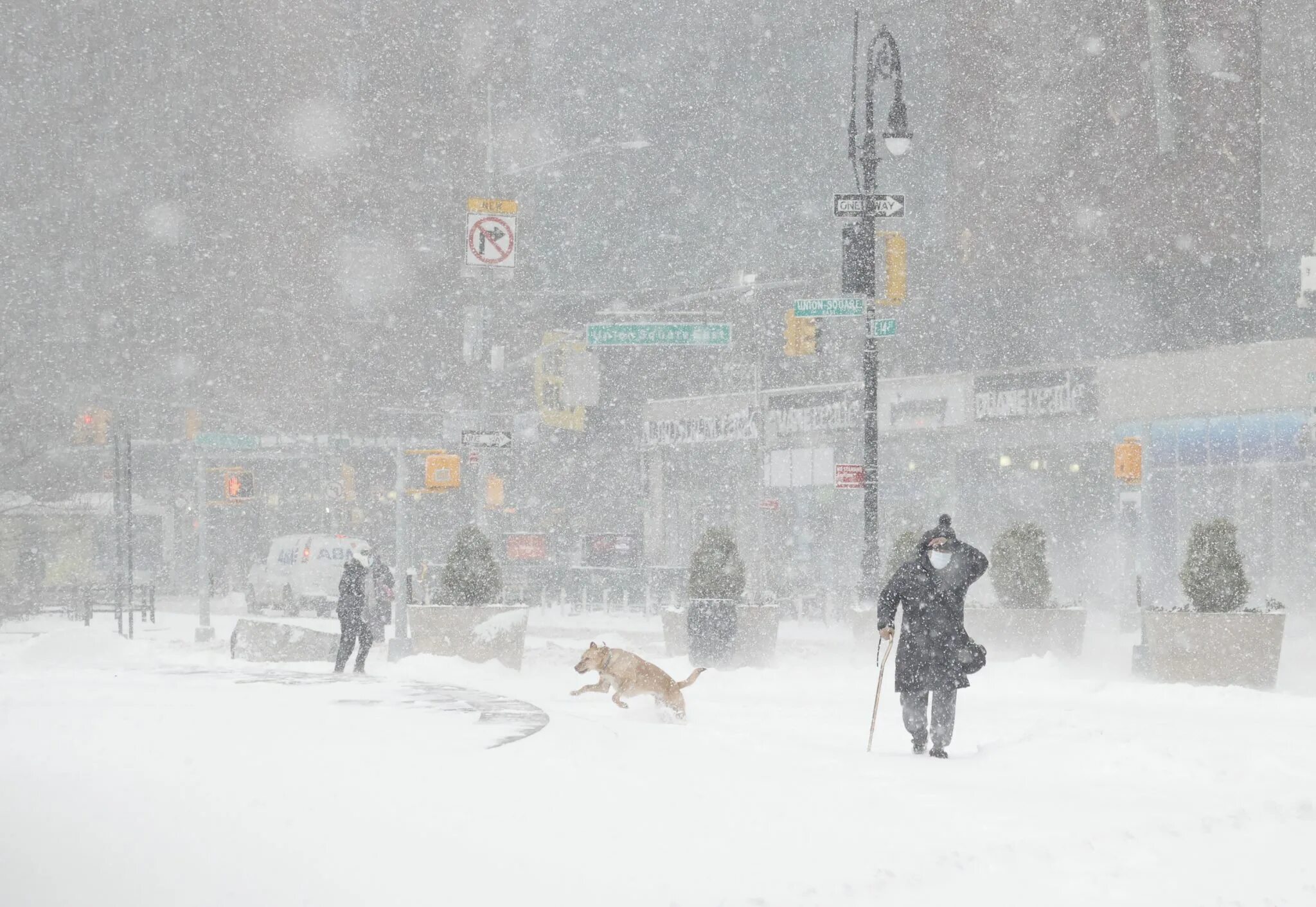 Ночью будет сильный снег. Снежная буря в Нью-Йорке. Снежная буря в США декабрь 2022. Снежная буря в США Нью Йорк. Снег в Нью-Йорке 2021.