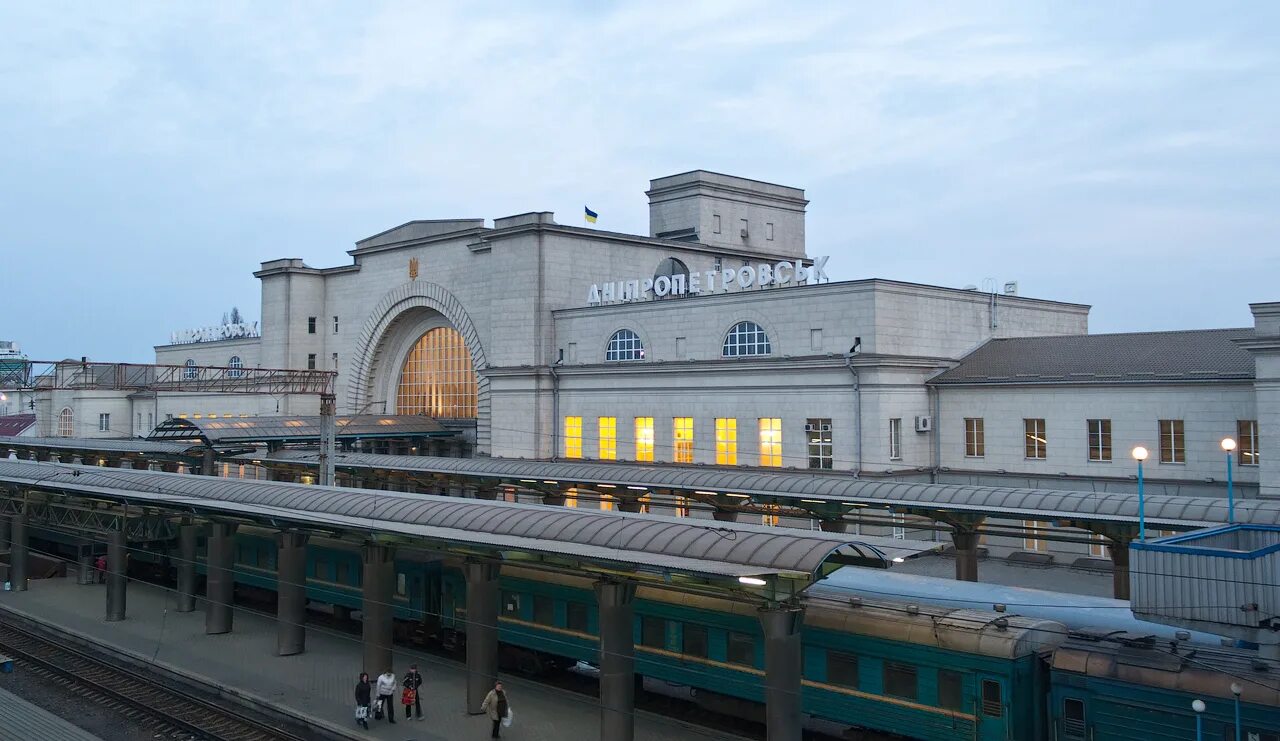 Вокзал днепропетровск. Ж/Д вокзал г.Днепропетровска. ЖД станция Днепропетровск. Днепропетровский ж д вокзал. Железный вокзал Днепр.