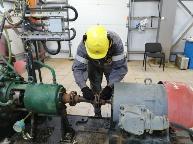 Машинист компрессорной установки сд 18/250. Газпром добыча уренгой. Слесарь технологических установок газпром. Слесарь технологических установок. Монтаж промышленного оборудования.