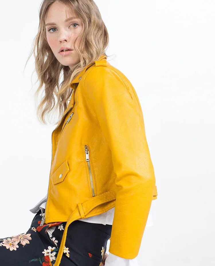 Женщина в желтой куртке