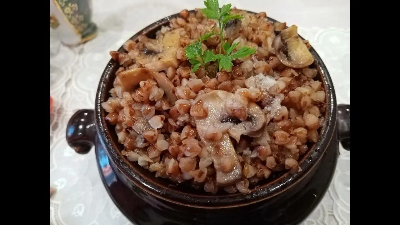 Рецепт свинины с гречкой в духовке. Гречка по-купечески с курицей и грибами. гречка по купечески с грибами. гречка по купечески в духовке. гречка по-купечески в горшочках.