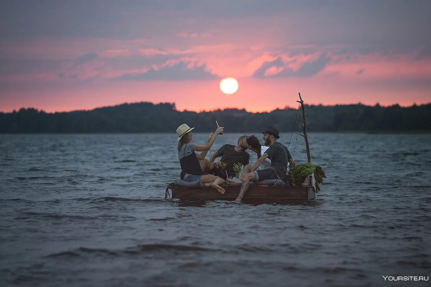 Путешествуем на лодке. Плот для сплава по реке. Сплав на плоту. Путешествие по реке. Путешествие на плоту.