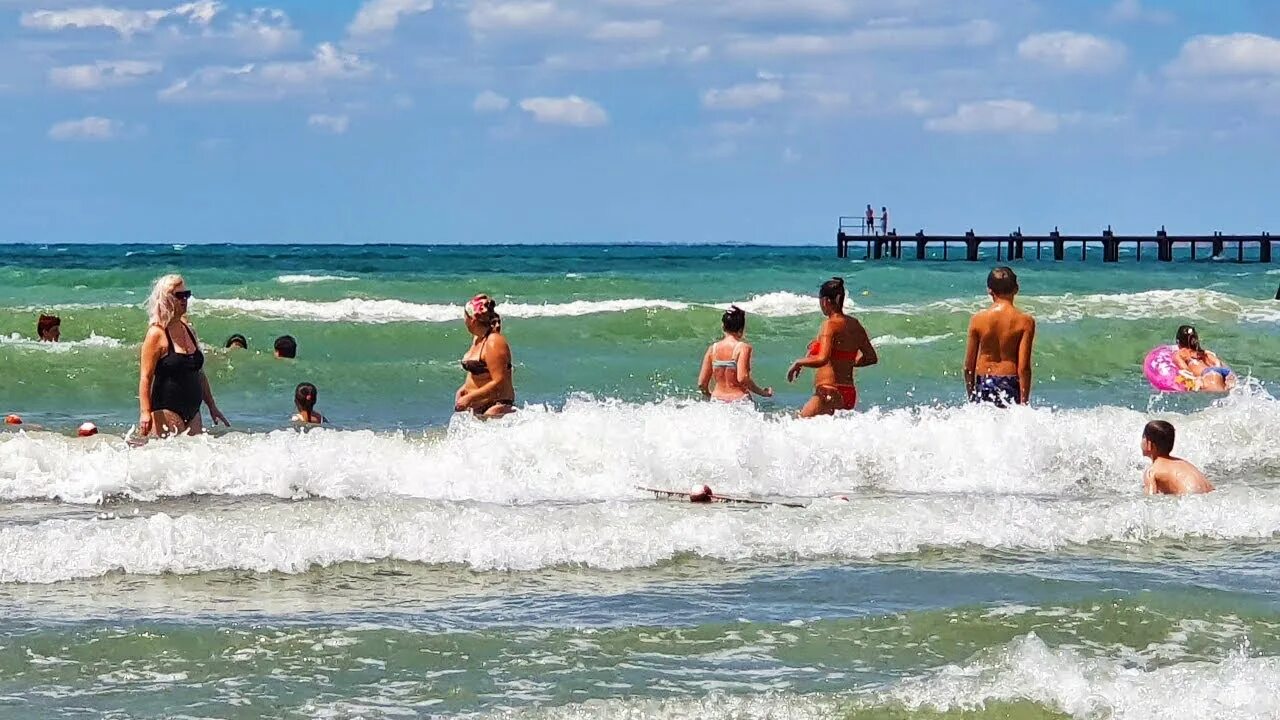 Пляж афалина витязево. Тревога в витязево. Витязево пляж в сентябре. Дельфины в витязево. Анапа витязево 2021.