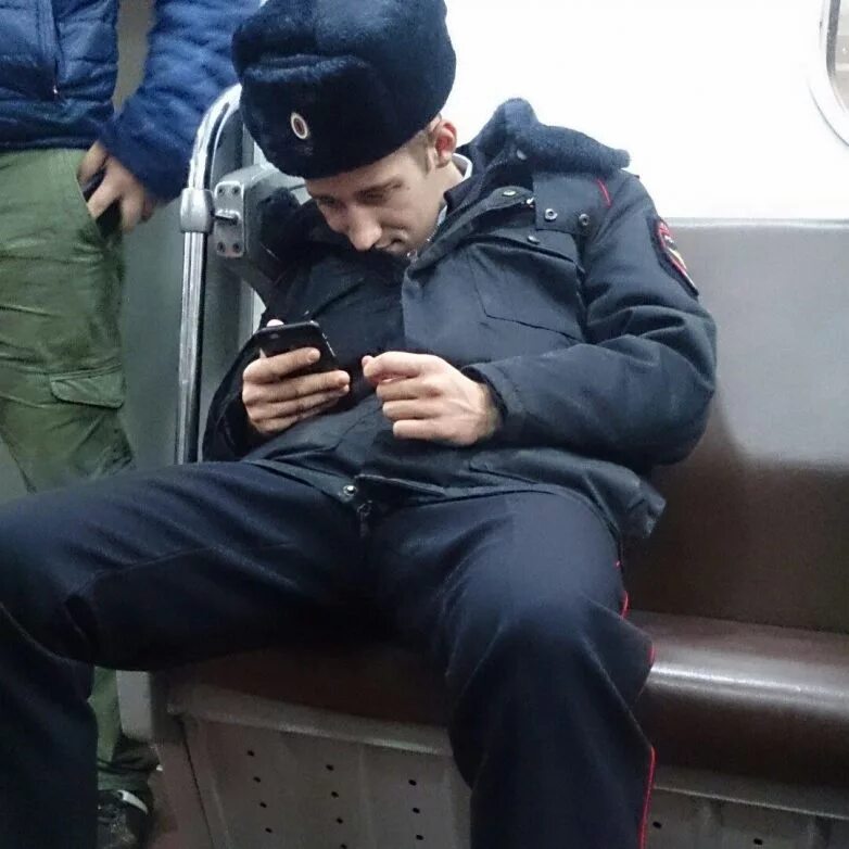 где сидят полицейские. где сидят полицейские. задержанный в отделе полиции. где сидят полицейские. смешной полицейский.