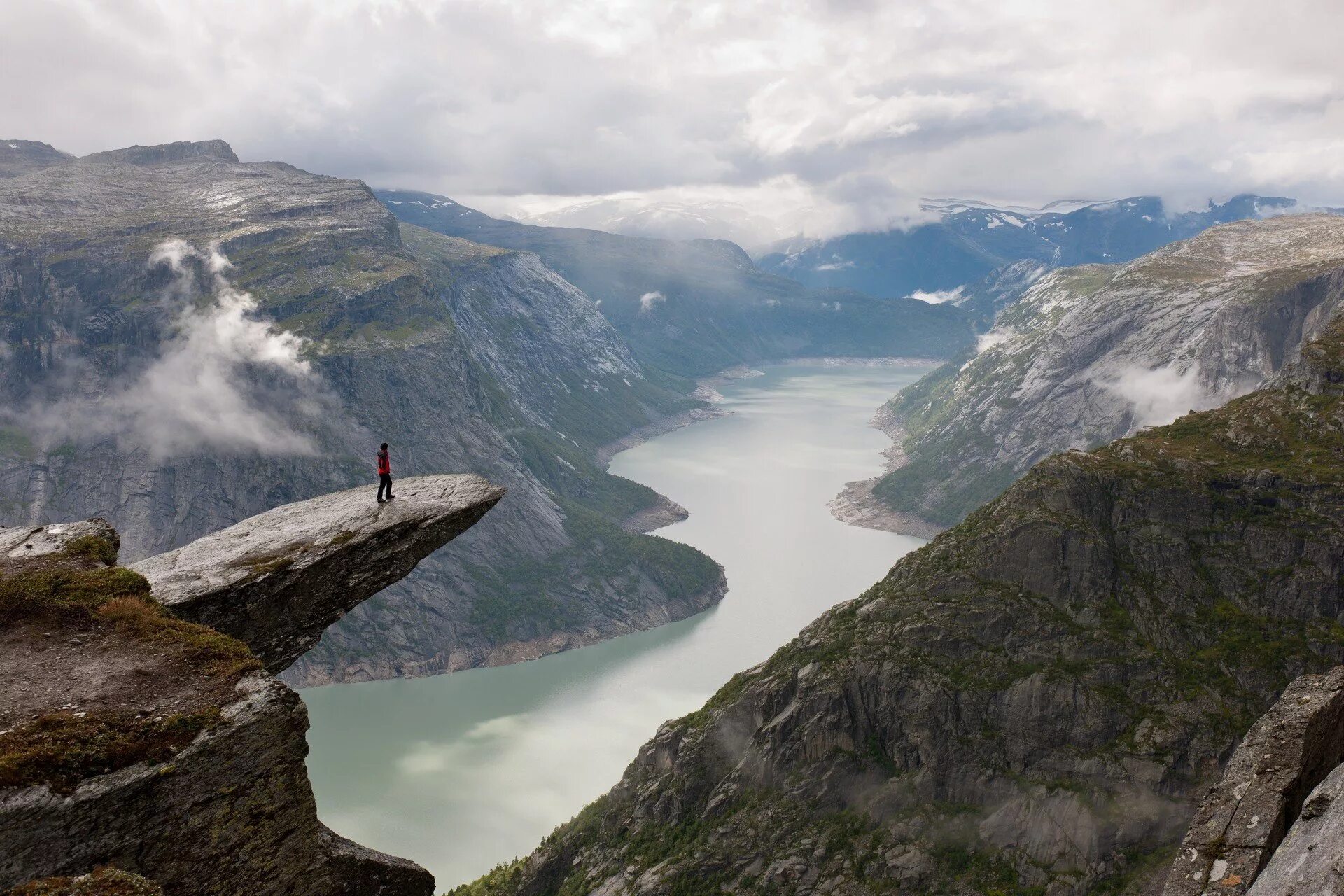 Какая страна имеет знаменитую природную достопримечательность фьорды. Фьорды Норвегия Троллтунга. Гора скьеггедаль Норвегия. Фьорды Норвегии язык тролля. Скала Троллтунга (Норвегия).