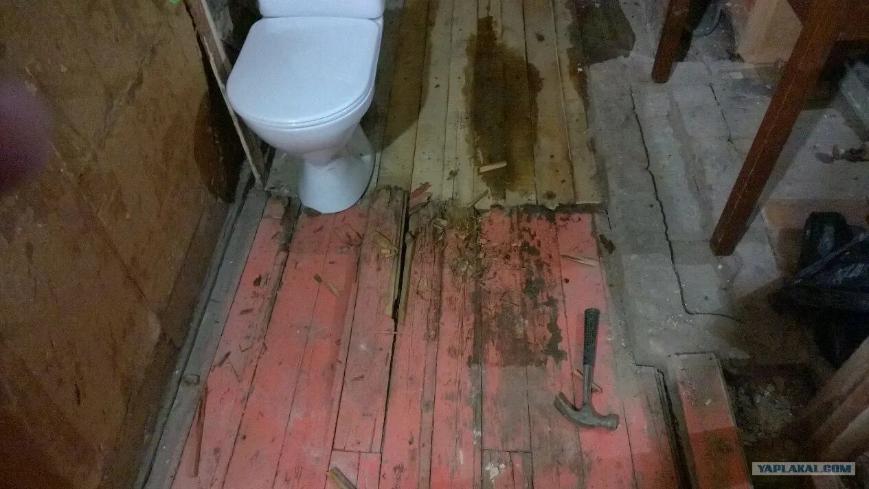 Убитый туалет. Старый общественный туалет. Убитый туалет. Страшная ванная комната. Женщина выбросила своего ребёнка в помойную яму.