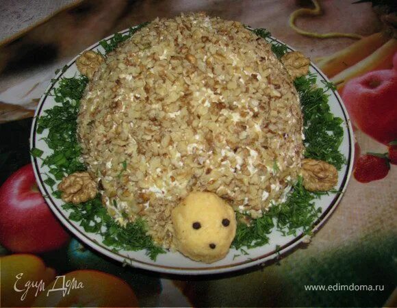 Салат черепаха с курицей с грецкими орехами. Салат черепаха с курицей с грецкими орехами и черносливом и яблоками. Салат черепаха с черносливом. Салат черепаха рецепт классический рецепт. Салат черепаха с яблоком и черносливом.