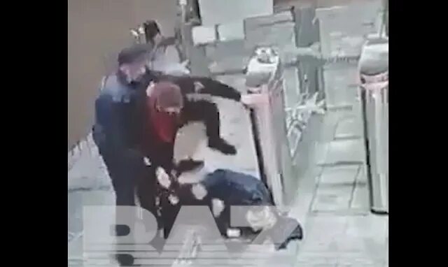 Ксении банни избили видео. Ксюша ис шгш. Ксении банни избили видео. Избили битами в питере. Ксении банни избили видео.