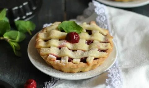 Песочная корзиночка с вишней