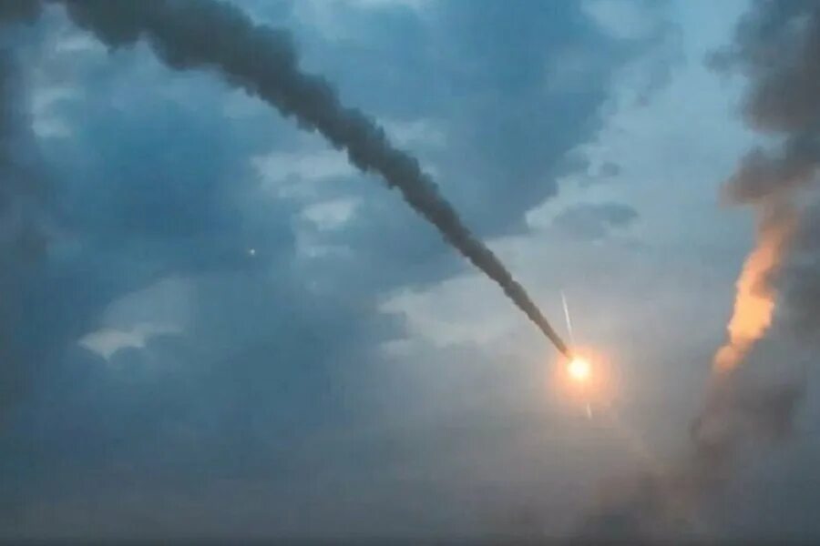 Ракетный удар вкс. Ракета в небе. Взрыв ракеты. Российские ракеты. Взрыв ракеты в небе.