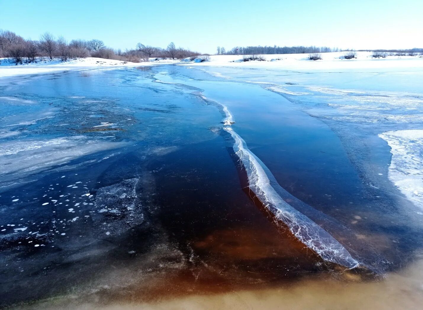 Солнце быстро разъедает непрочный весенний лед. Таяние льда весной в жизни человека. Таяние льдальда на водоемах. Солнце быстро разъедает непрочный весенний лед. Солнце быстро разъедает непрочный весенний лед.