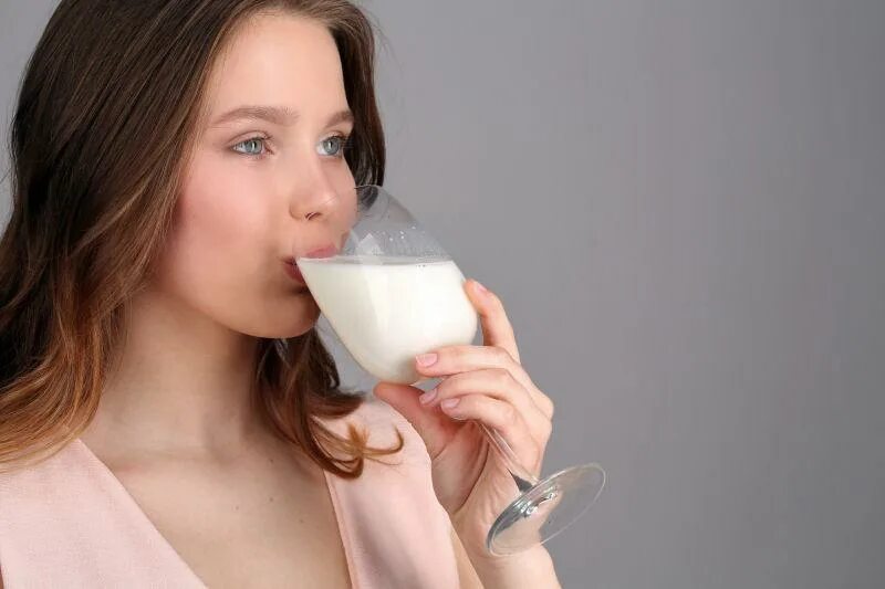 молозиво и молоко. молоко из женщины. пьет молоко. сцеженное молоко. молоко женщины.